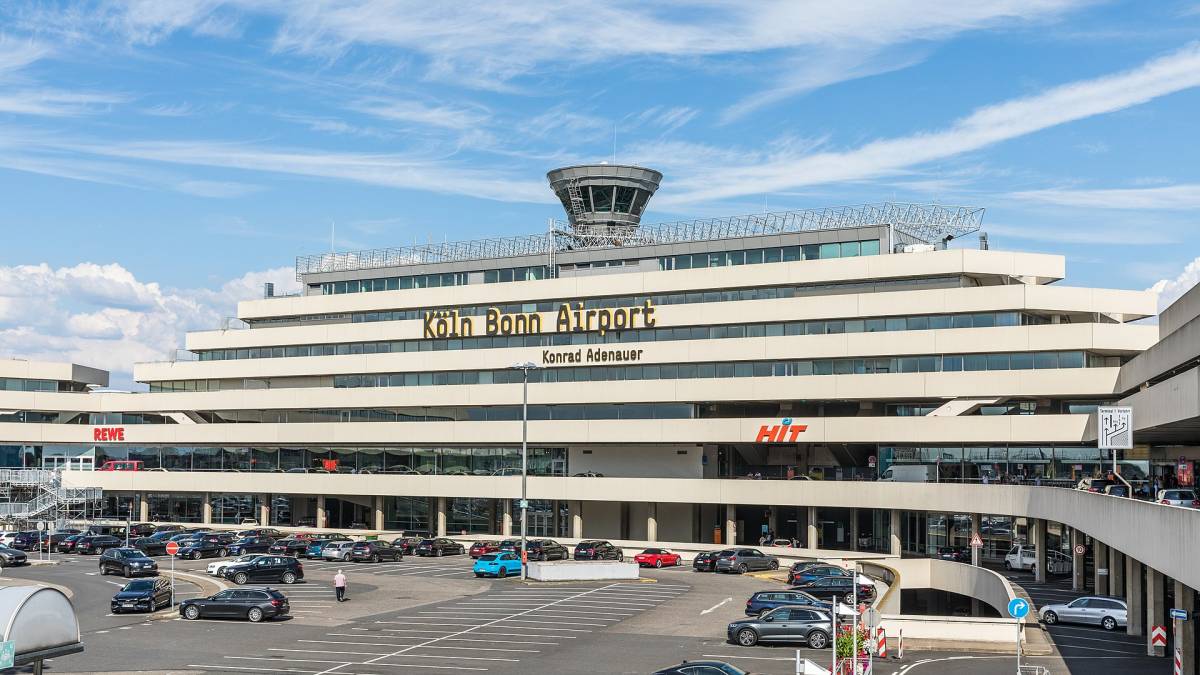Panico su un volo diretto a Cipro: donna ubriaca perde la testa, atterraggio d'emergenza in Germania