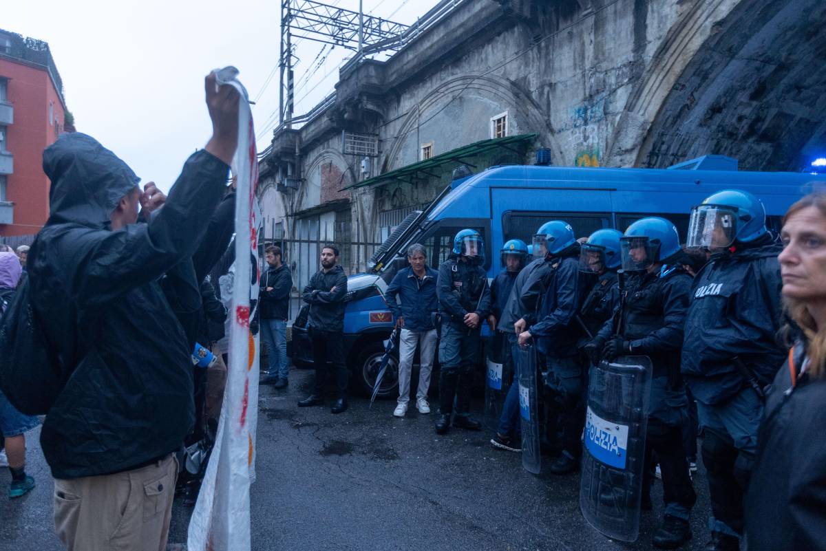 Leoncavallo, la vergogna degli insulti alle forze dell'ordine