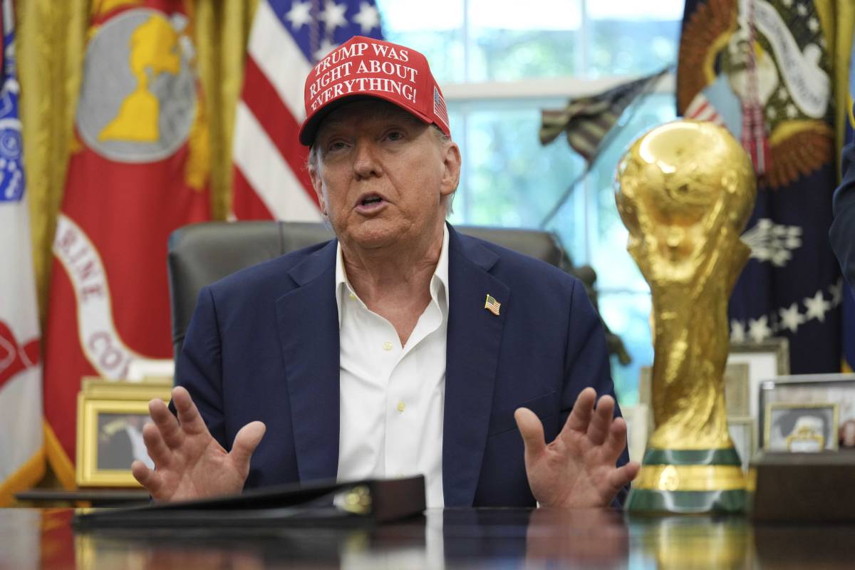 Trump con il nuovo cappellino: "Avevo ragione su tutto, con me il 90% degli americani"