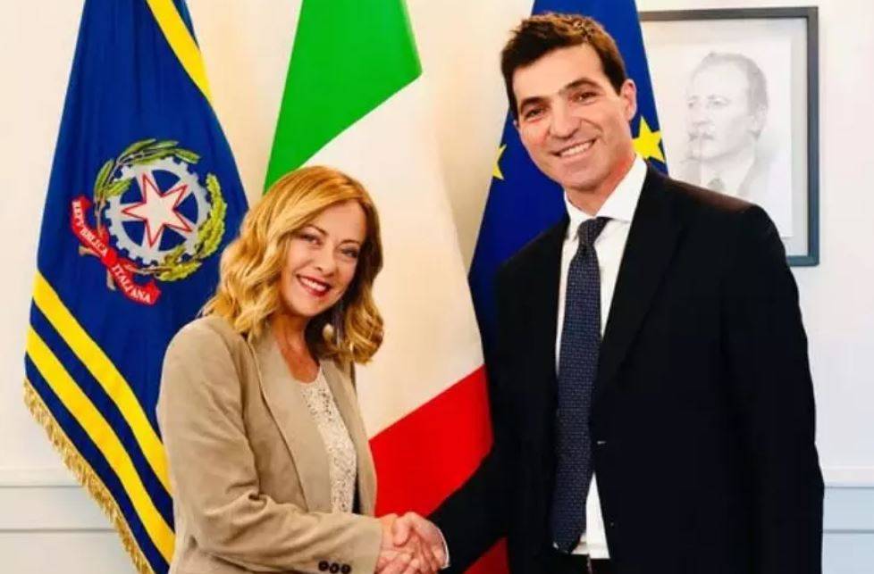 https://img.ilgcdn.com/sites/default/files/styles/xl/public/foto/2025/08/23/1755931328-meloni-acquaroli.JPG?_=1755931328
