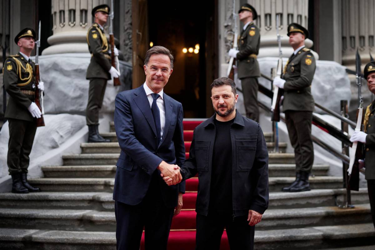 Zelensky: "Putin non vuole l'accordo". Rutte porta in dote 1,5 miliardi di aiuti