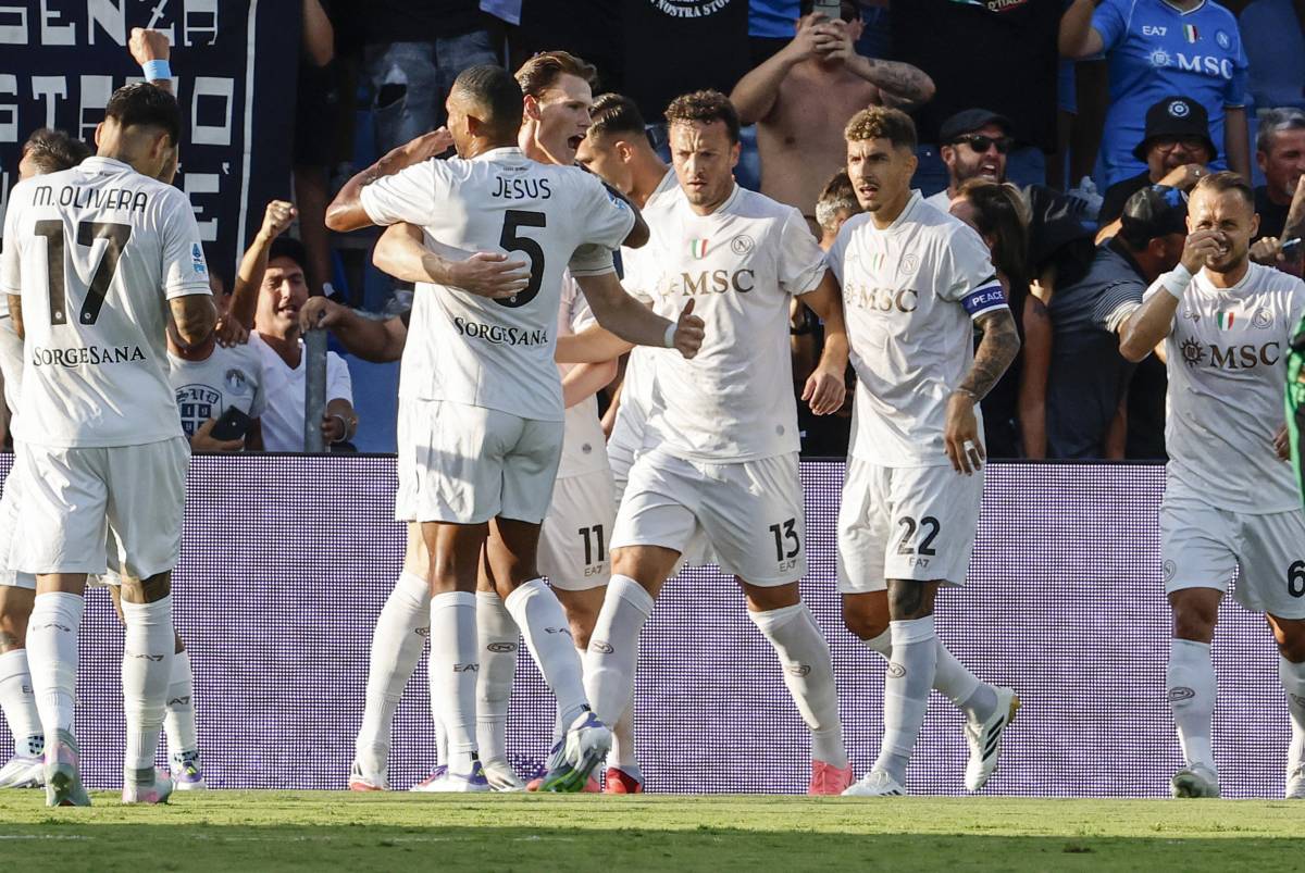 McTominay e De Bruyne fanno sorridere Conte: il Napoli vince al debutto contro il Sassuolo