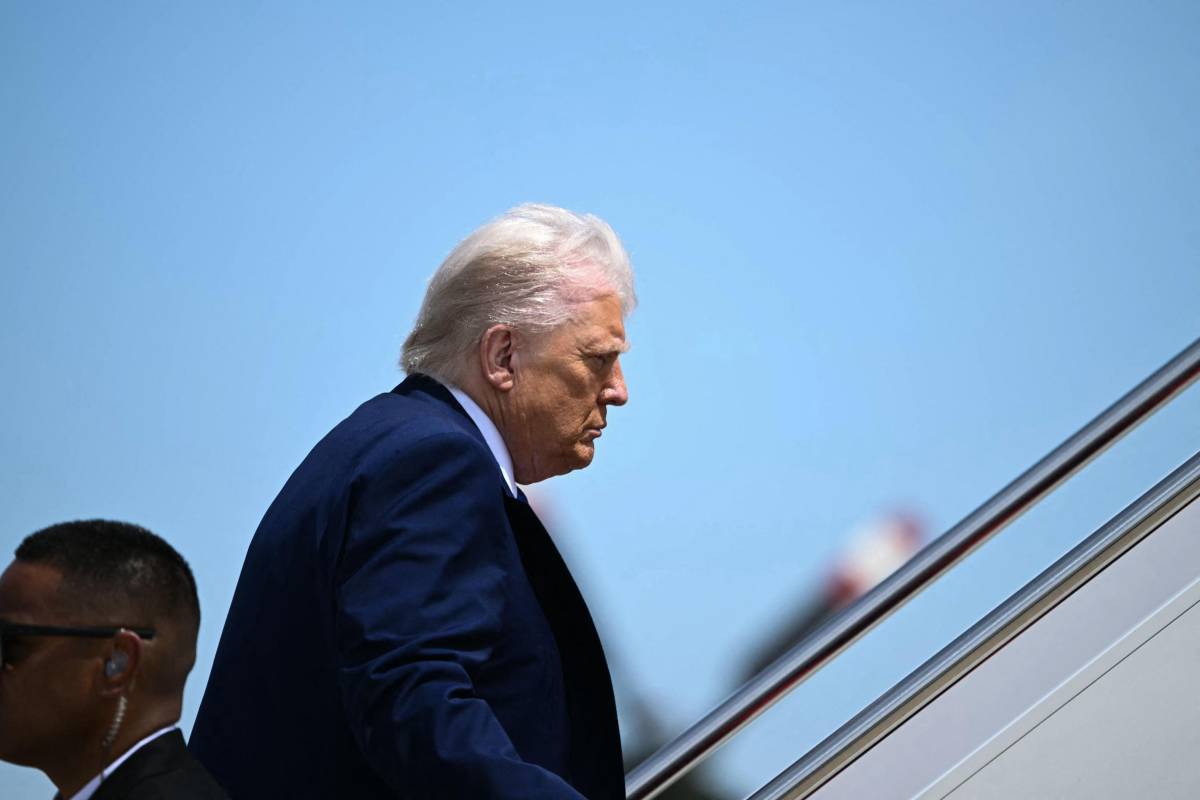 Trump silura il capo degli 007 del Pentagono: "Persa la fiducia"
