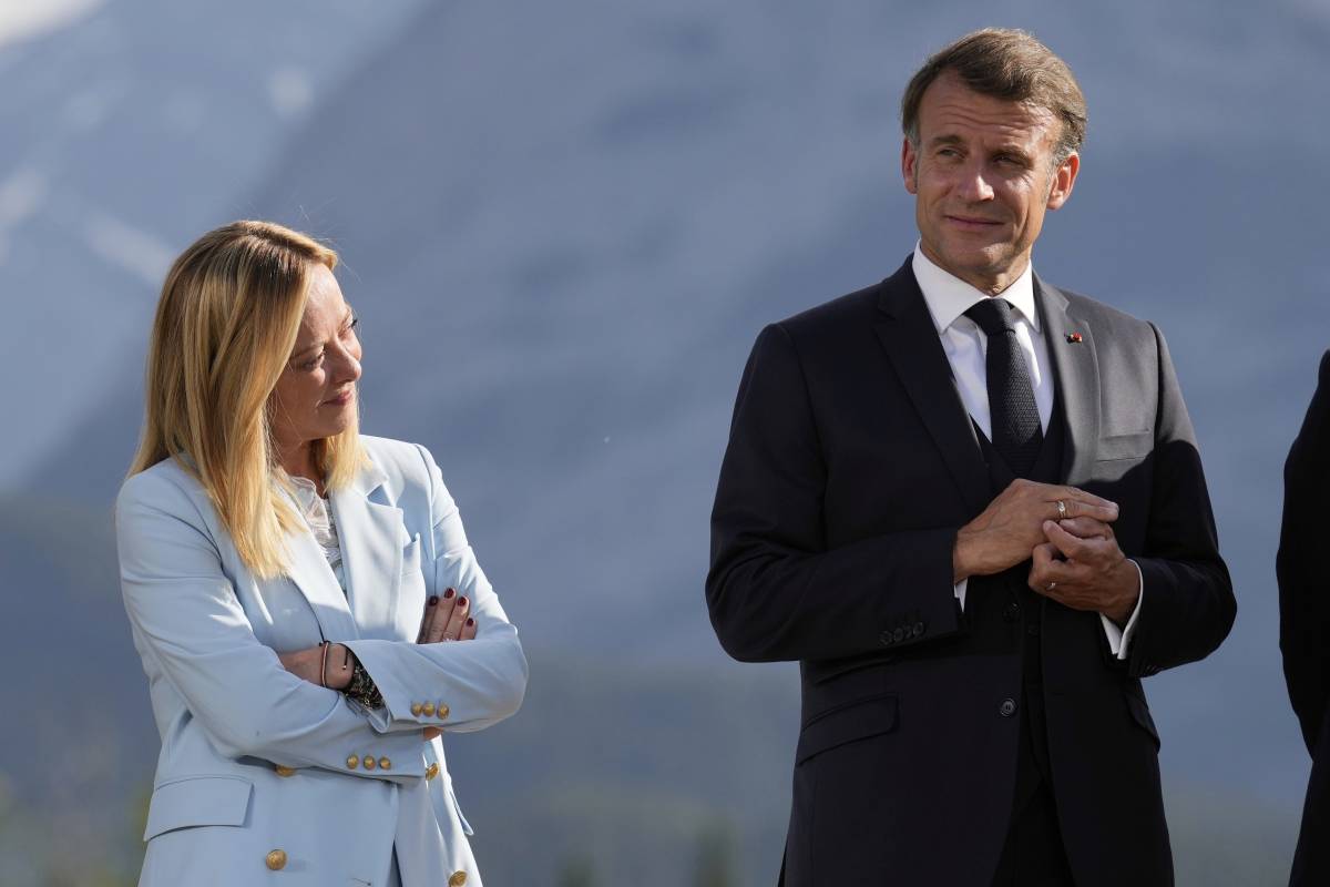 Il silenzio di Meloni e l'irritazione di Tajani. "Politica estera in capo a Chigi e Farnesina"