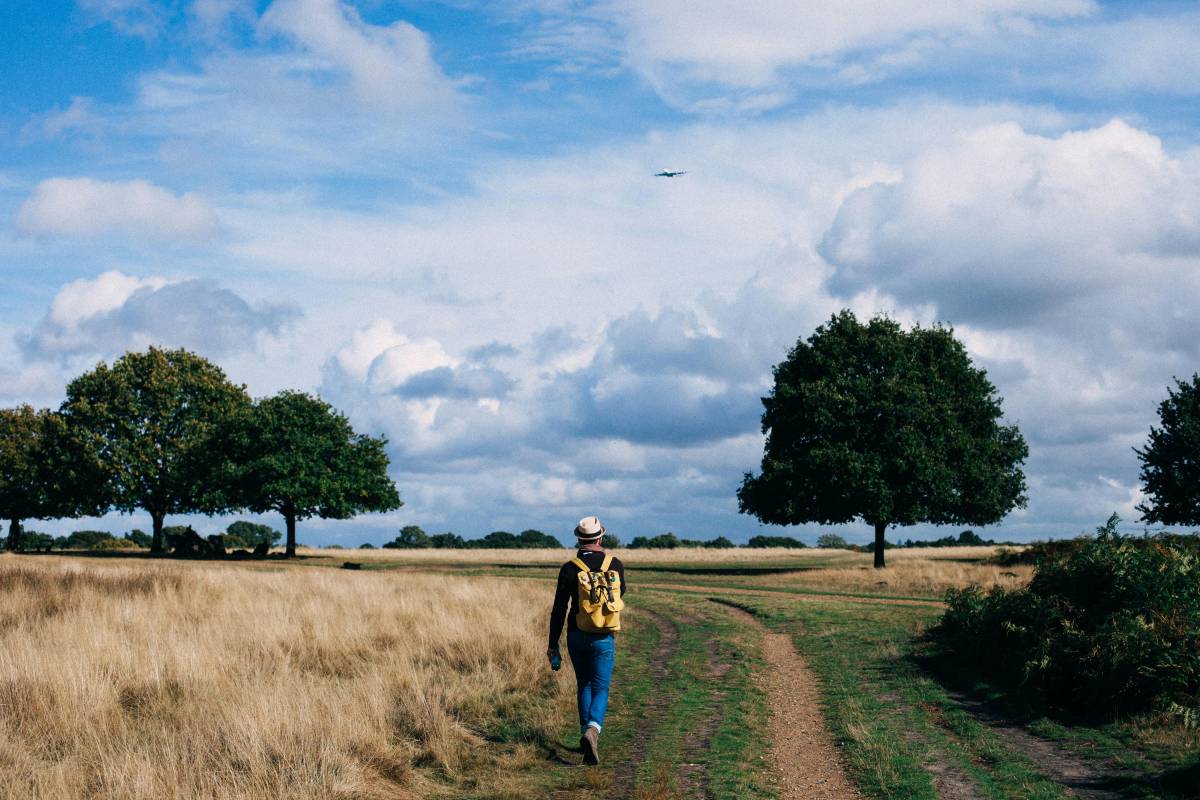 Silent walking: tutti i benefici della camminata silenziosa