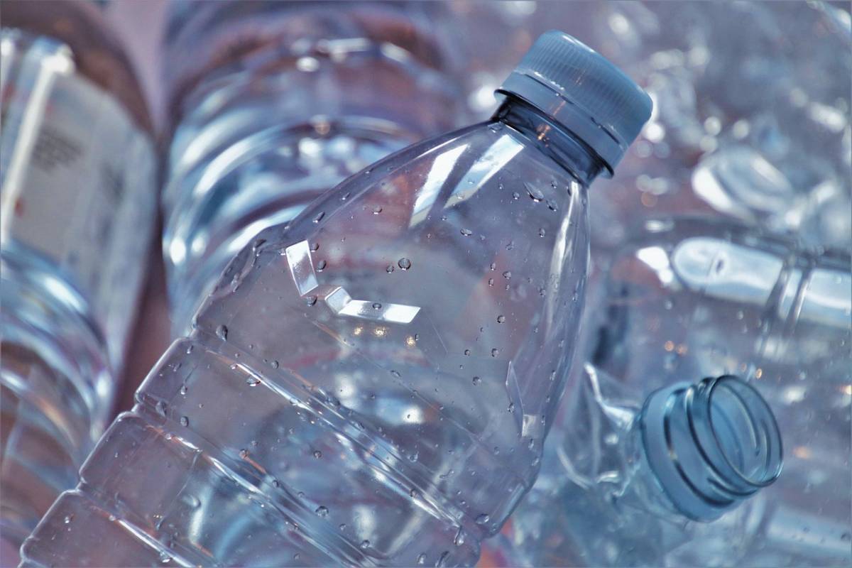 Dopo il tappo non rimovibile, le bottiglie di plastica cambiano ancora: ecco come