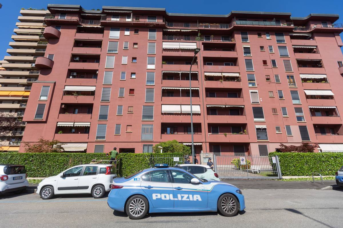 Bimbo di 2 anni trovato solo in strada a torso nudo. La madre: "Non mi ero accorta di niente, se mi denunciate sono rovinata"