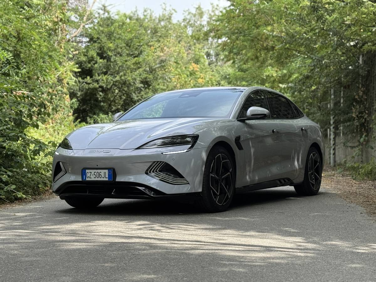 BYD Seal: la berlina elettrica cinese con Tesla “nel mirino”