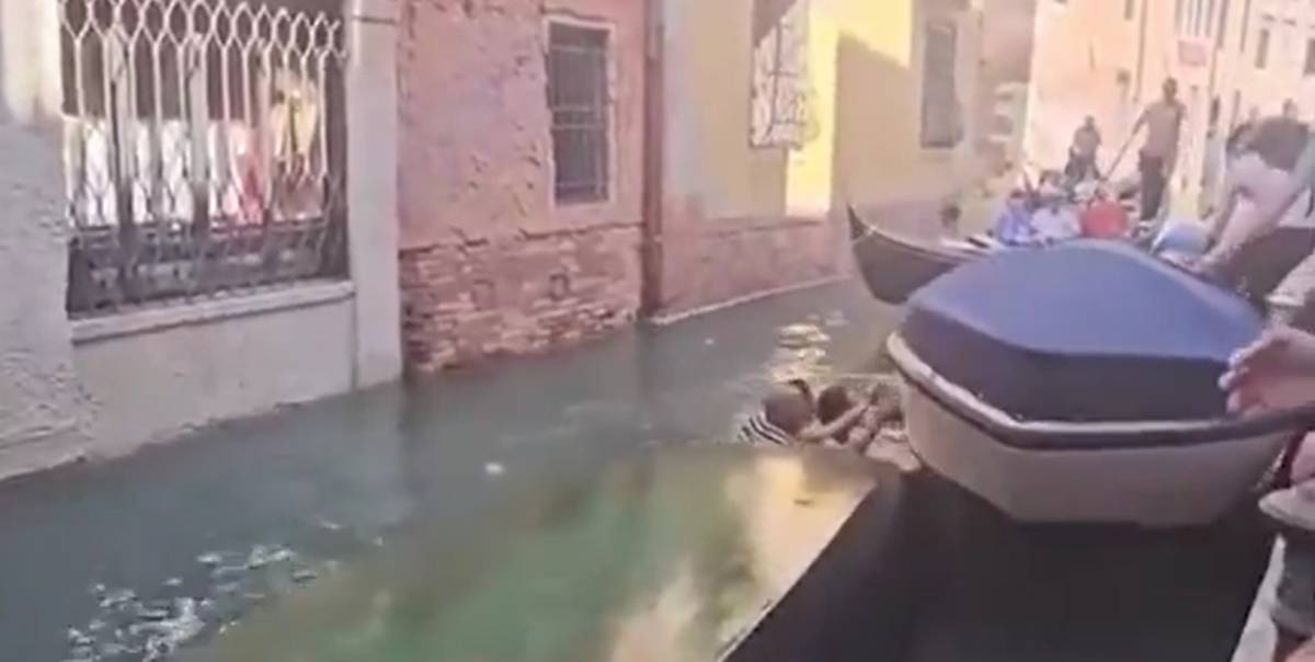 Venezia, finiscono nel canale per un selfie: cosa è successo