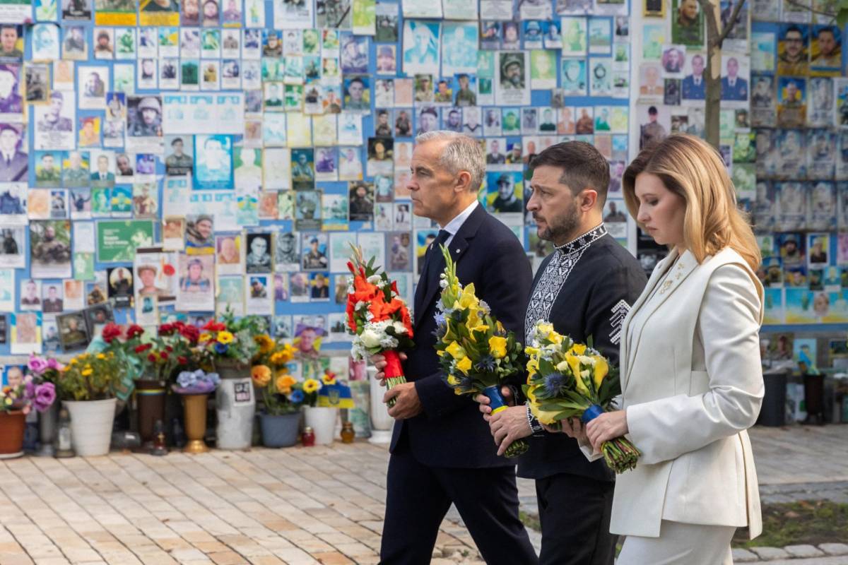 Zelensky, l'orgoglio e l'appello. "Militari stranieri per la pace"