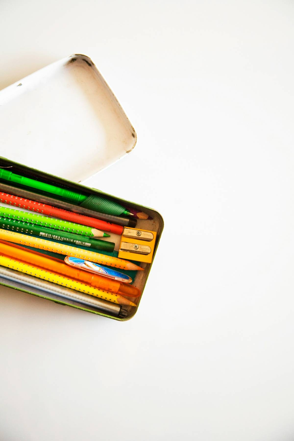 Per un astuccio si spendono anche 40 euro. I libri in 4 anni aumentati del 20 per cento