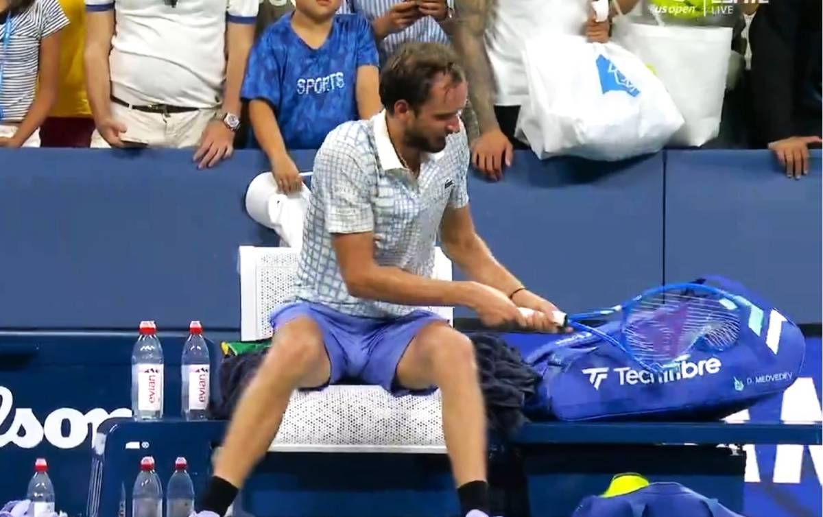 Us Open, furia choc di Medvedev sul match point: fotografo in campo, poi 6 minuti di follia contro l'arbitro 