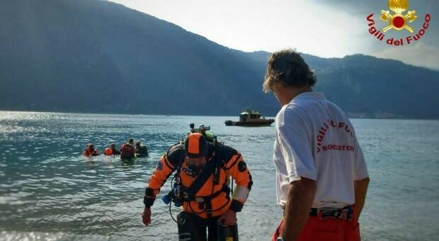 Le ricerche in corso dell'uomo disperso (Foto Vigili del Fuoco)
