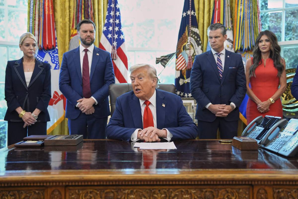 "Dittatore". "Darò più missili". "Venditore". Tutti i dietrofront di Trump su Zelensky e l'Ucraina