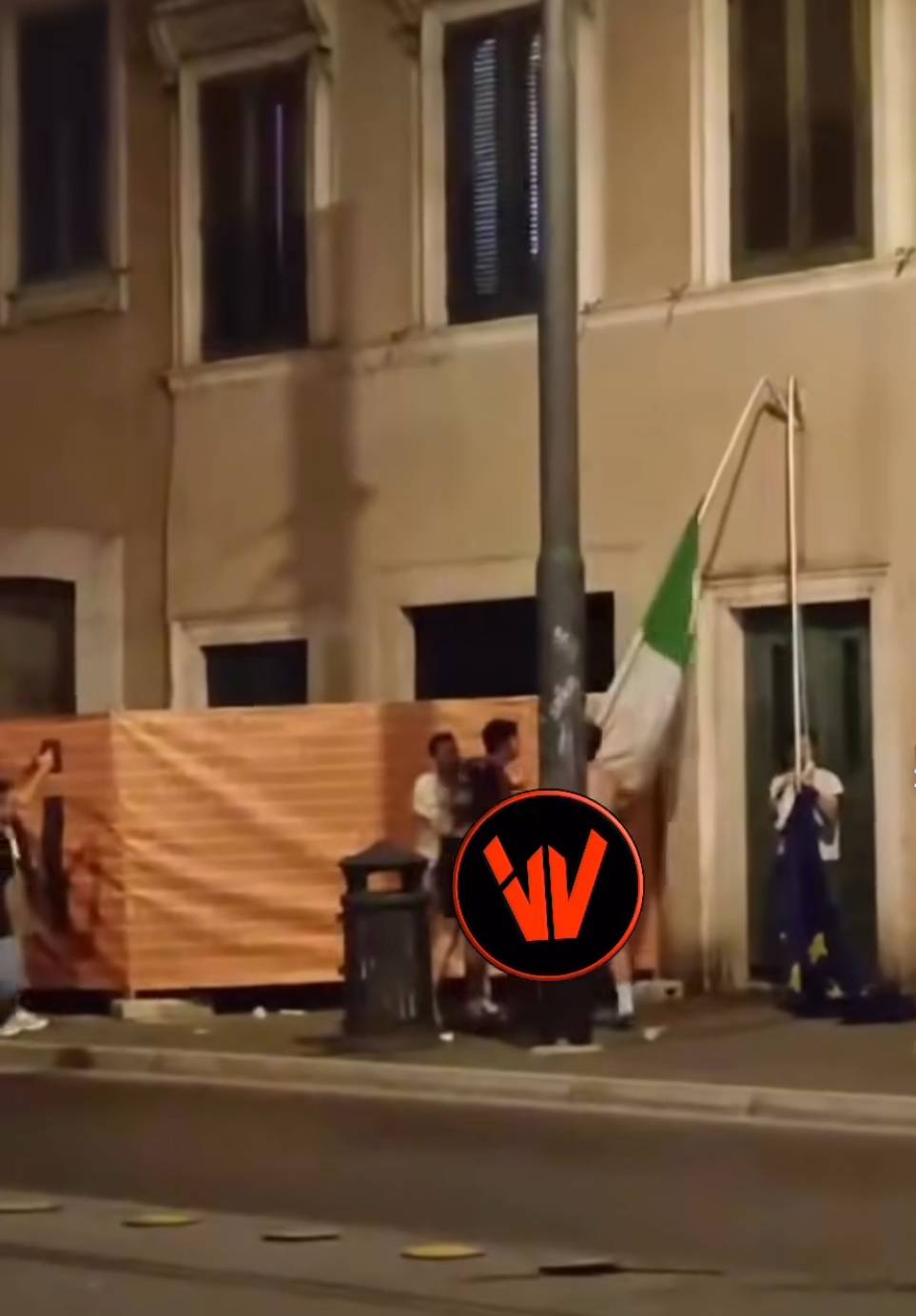 Turisti-vandali strappano la bandiera italiana dalla sede storica del Pci: le immagini finiscono in rete