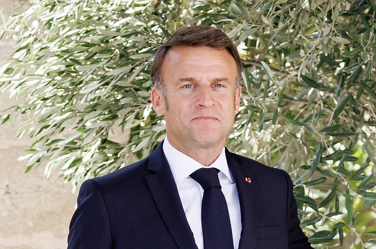 Il militarista Macron scalpita: dichiara guerra alle ambasciate
