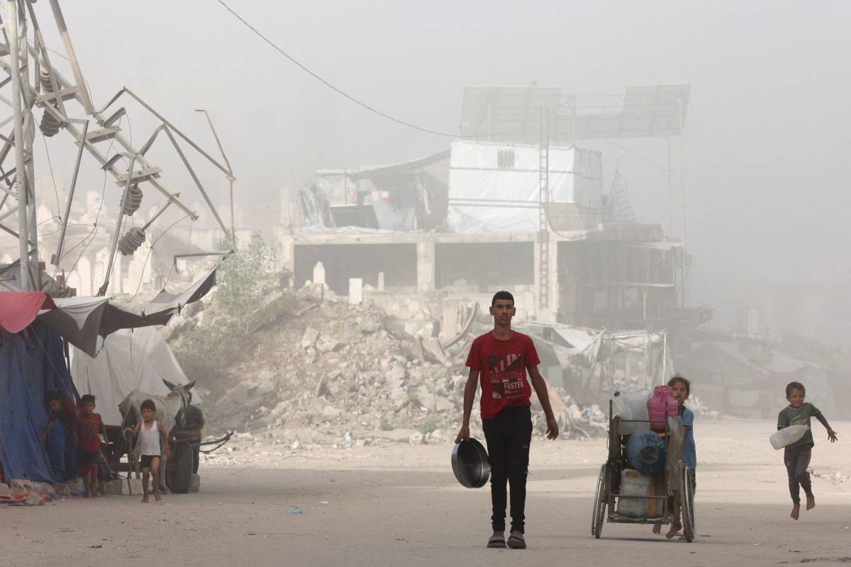 Attacchi israeliani a Gaza, 27 morti all'alba. Bloccata autostrada a Tel Aviv