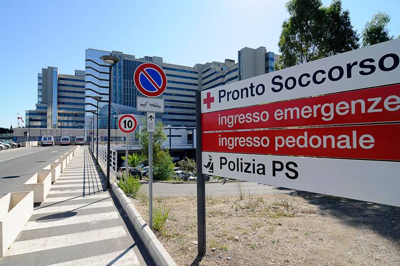 Neonato di 4 mesi rotola giù dal letto e muore
