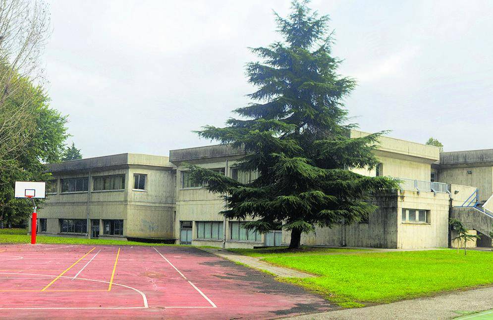 Lavagne distrutte ed estintori svuotati. Vandalizzata l'elementare di Baranzate