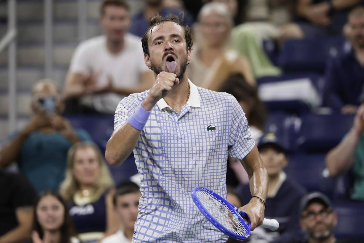 US Open, Medvedev multato per 42.000 dollari: sfuriata in campo, racchetta distrutta e insulti a un fotografo