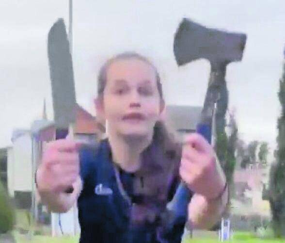 Si difende urlando con ascia e coltello. A 14 anni diventa star (ma col giallo)
