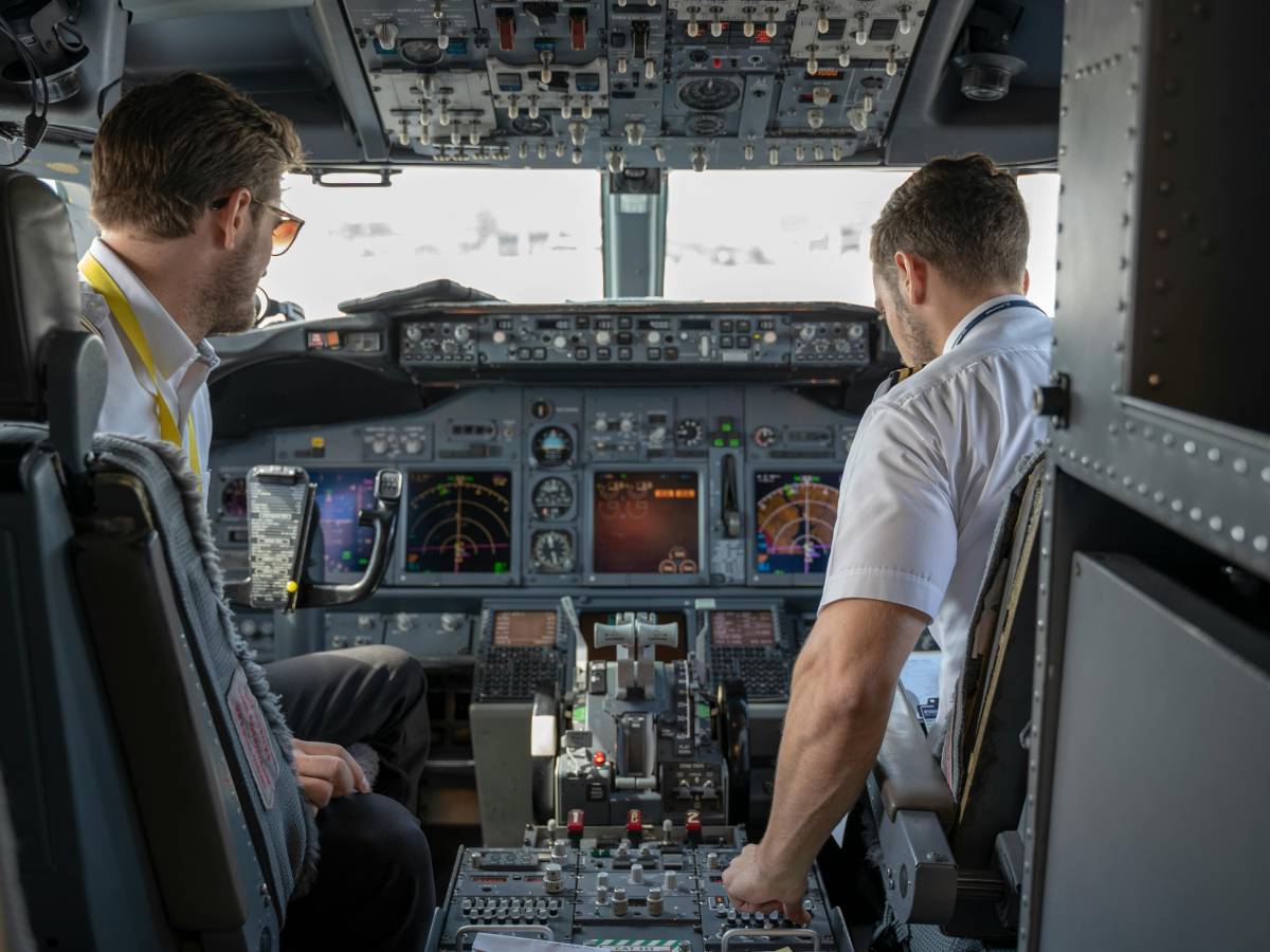 Stop alla barba per piloti ed equipaggio: cosa c'è dietro la volta della compagnia aerea