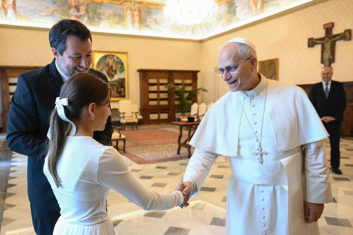 Salvini ricevuto con la figlia da Papa Leone XIV. "Grande emozione, il dialogo prevalga sulle armi"