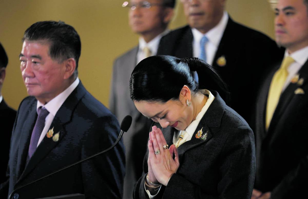 Destituita la premier Shinawatra. "Troppo gentile col leader cambogiano"