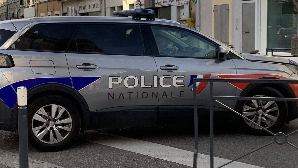 Auto contro la folla in Francia: un morto e 5 feriti. La polizia: "Atto intenzionale"