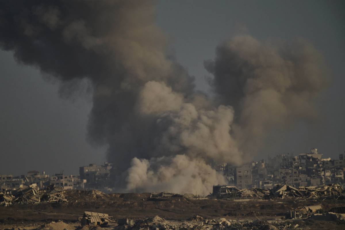 Intensificati gli attacchi a Gaza, un milione in fuga. La conferma degli houthi: "Uccisi dalle Idf premier e ministri"