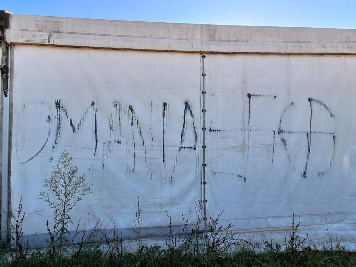 Svastiche, SS e "Israele boia": le scritte alla festa di Varese dove è attesa la Schlein