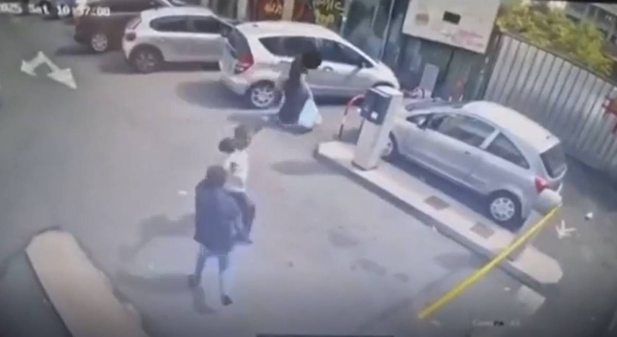https://img.ilgcdn.com/sites/default/files/styles/xl/public/foto/2025/09/01/1756717812-parcheggiatore.jpg?_=1756717812