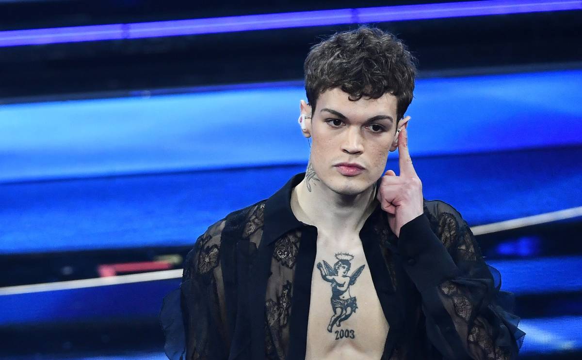 Blanco salta gli eventi di RTL, l'annuncio a sorpresa sui social network: "Problemi di salute"