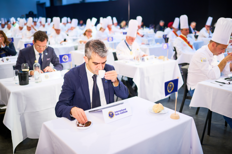 https://img.ilgcdn.com/sites/default/files/styles/xl/public/foto/2025/09/03/1756902437-giurati-premio-bruxelles.png?_=1756902437