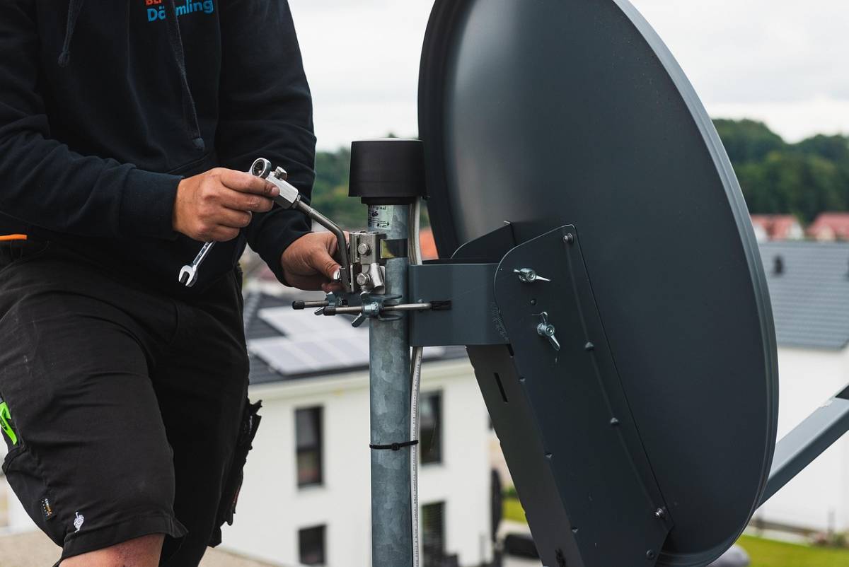 https://img.ilgcdn.com/sites/default/files/styles/xl/public/foto/2025/09/05/1757107718-satellite-dish-6809390-1280.jpg?_=1757107718