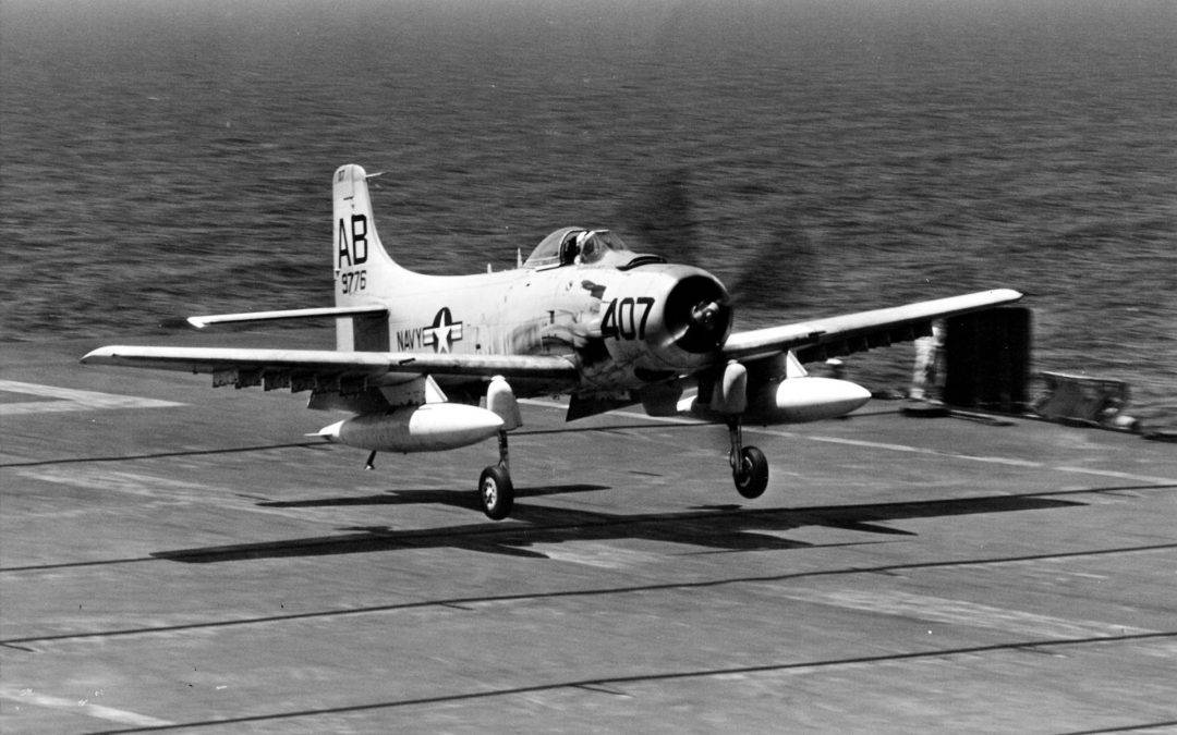 https://img.ilgcdn.com/sites/default/files/styles/xl/public/foto/2025/09/06/1757127357-1920px-douglas-ad-6-skyraider-va-15-landing.jpg?_=1757127357