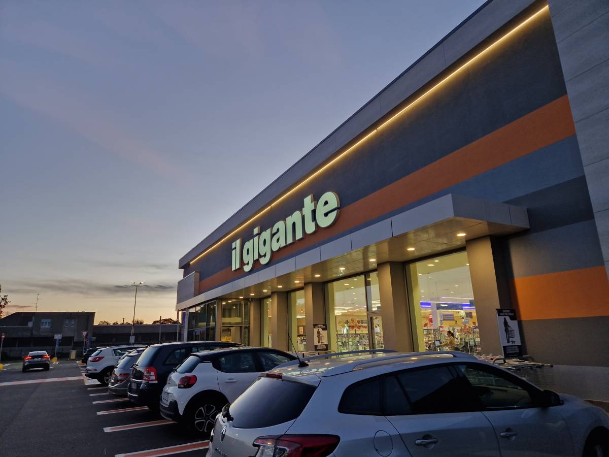 https://img.ilgcdn.com/sites/default/files/styles/xl/public/foto/2025/09/08/1757308195-desio-supermercato-gigante-particolare.jpg?_=1757308195