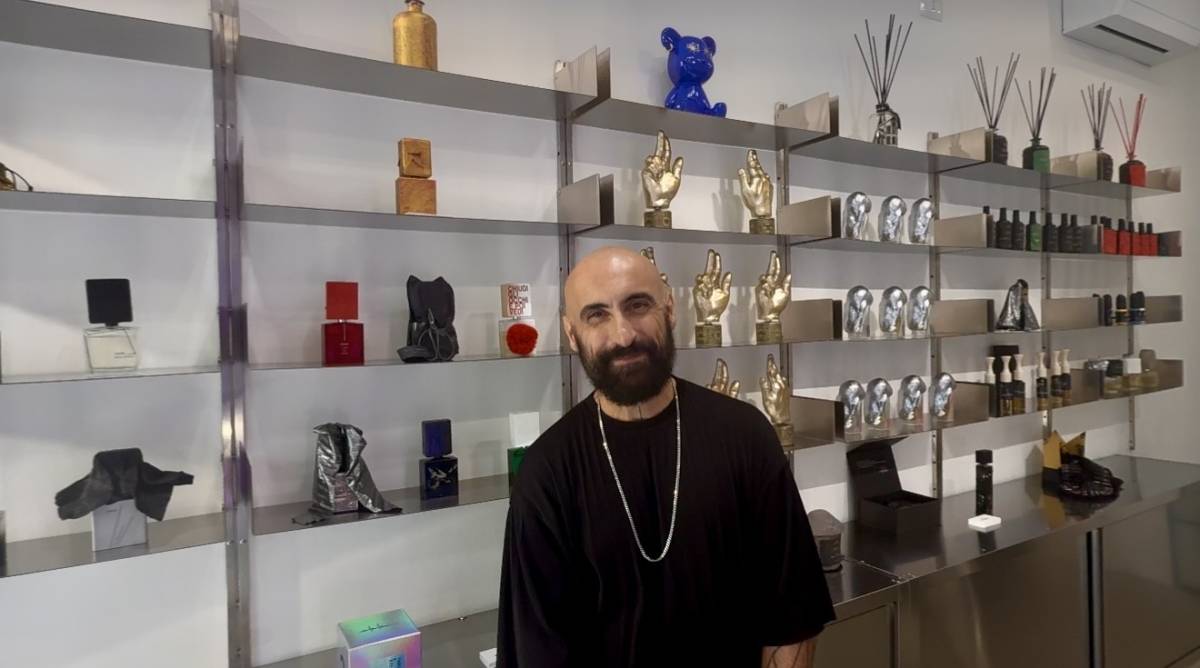 https://img.ilgcdn.com/sites/default/files/styles/xl/public/foto/2025/09/09/1757429052-1-sorcinelli-nel-suo-atelier-profumi-milano-foto.jpg?_=1757429052
