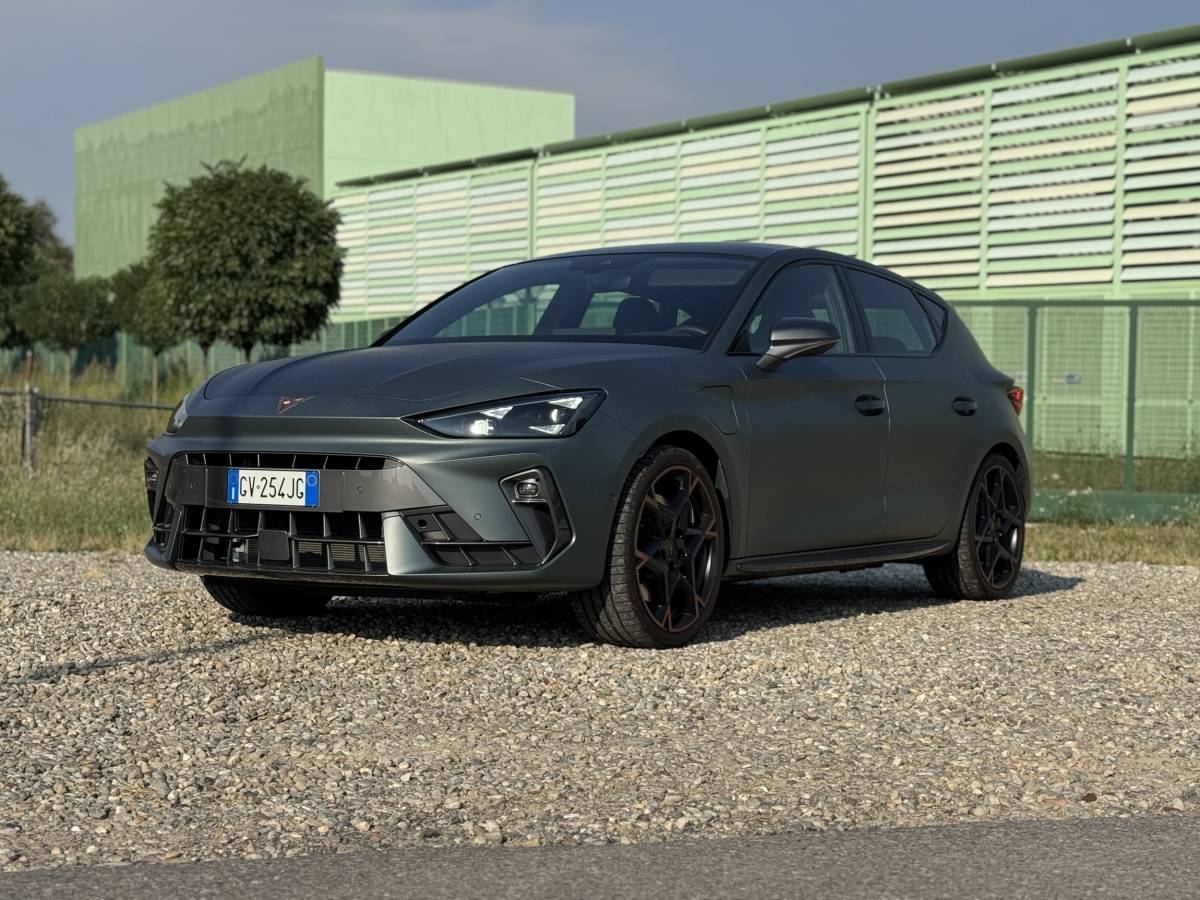 https://img.ilgcdn.com/sites/default/files/styles/xl/public/foto/2025/09/10/1757497092-cupra-leon-vz-hybrid-2025-prova-consumi.jpg?_=1757497092