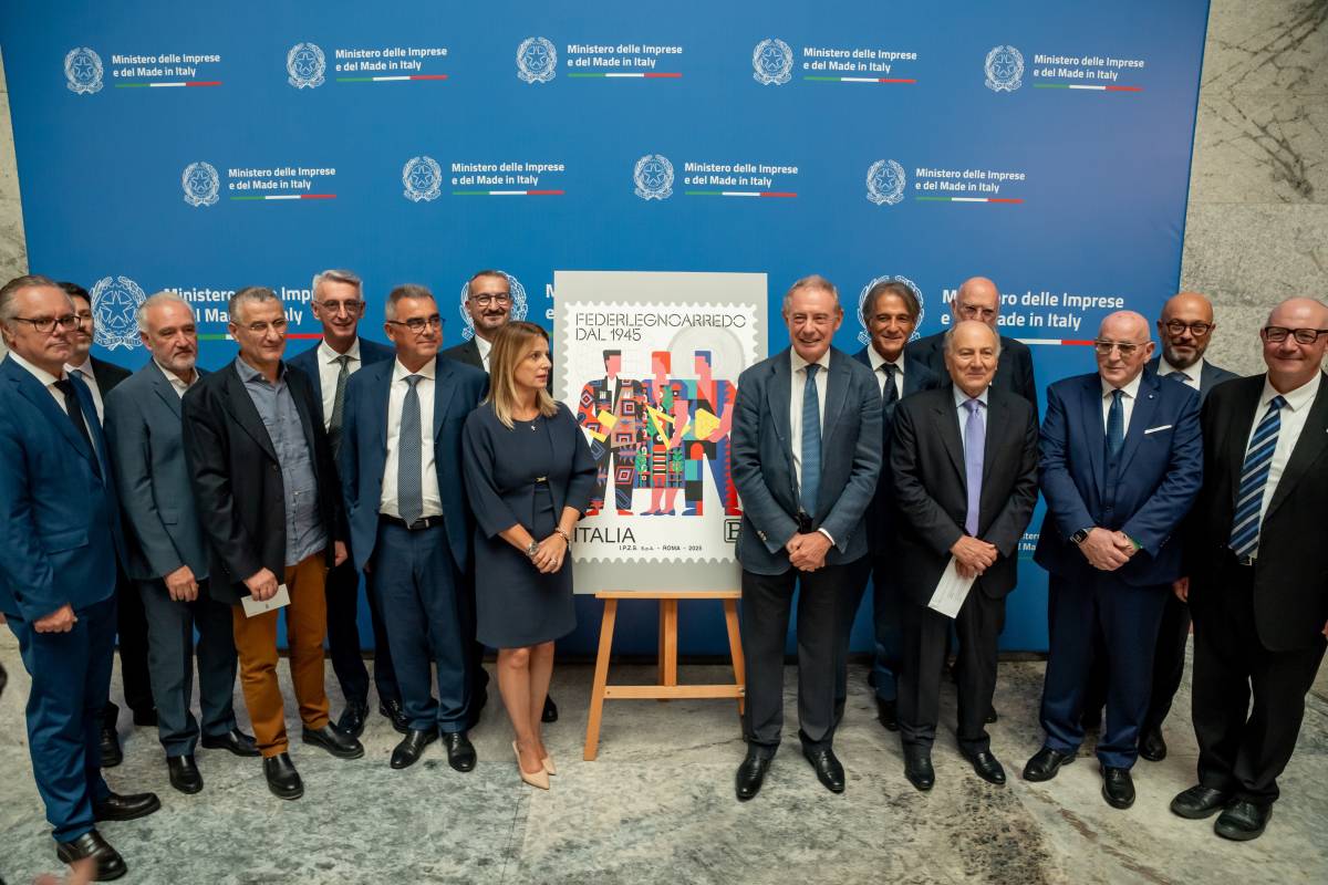 https://img.ilgcdn.com/sites/default/files/styles/xl/public/foto/2025/09/17/1758122046-svelamento-francobollo-e-mostra-federlegnoarredo.jpg?_=1758122065