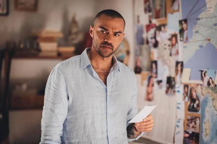 https://img.ilgcdn.com/sites/default/files/styles/xl/public/foto/2025/09/18/1758175080-hotel-costiera-jesse-williams-serie-prime-video.jpeg?_=1758175080