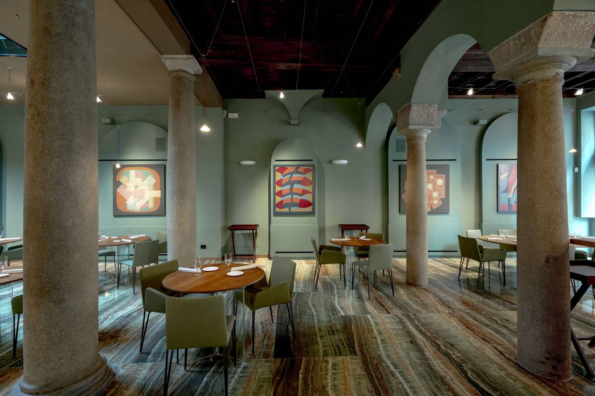 https://img.ilgcdn.com/sites/default/files/styles/xl/public/foto/2025/09/20/1758358472-vel-sala-ristorante.jpg?_=1758358472