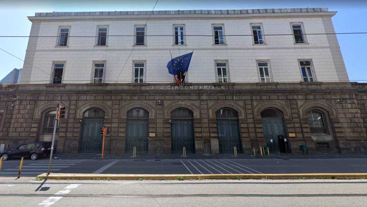 https://img.ilgcdn.com/sites/default/files/styles/xl/public/foto/2025/09/20/1758368661-carcere-poggioreale.jpg?_=1758368661