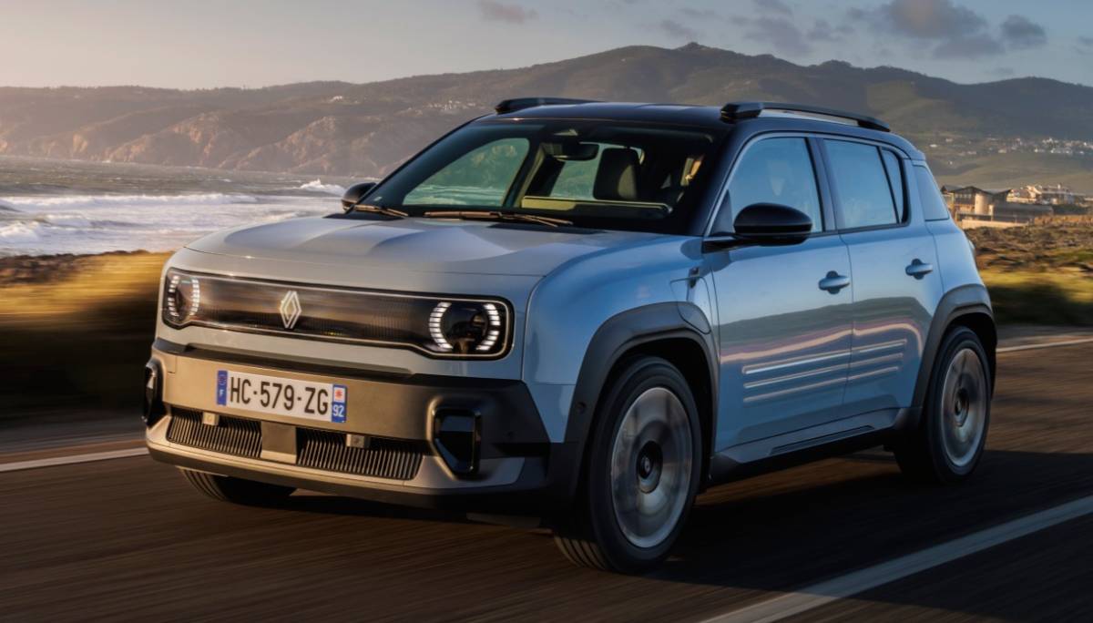 https://img.ilgcdn.com/sites/default/files/styles/xl/public/foto/2025/09/20/1758372293-renault-4-e-tech-porte-aperte-nel-weekend.jpg?_=1758372293