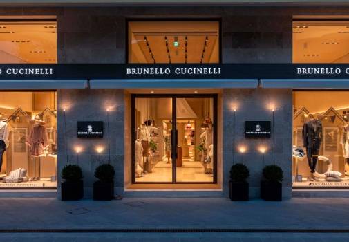 https://img.ilgcdn.com/sites/default/files/styles/xl/public/foto/2025/09/25/1758807389-brunello-cucinelli-store.jpg?_=1758807389