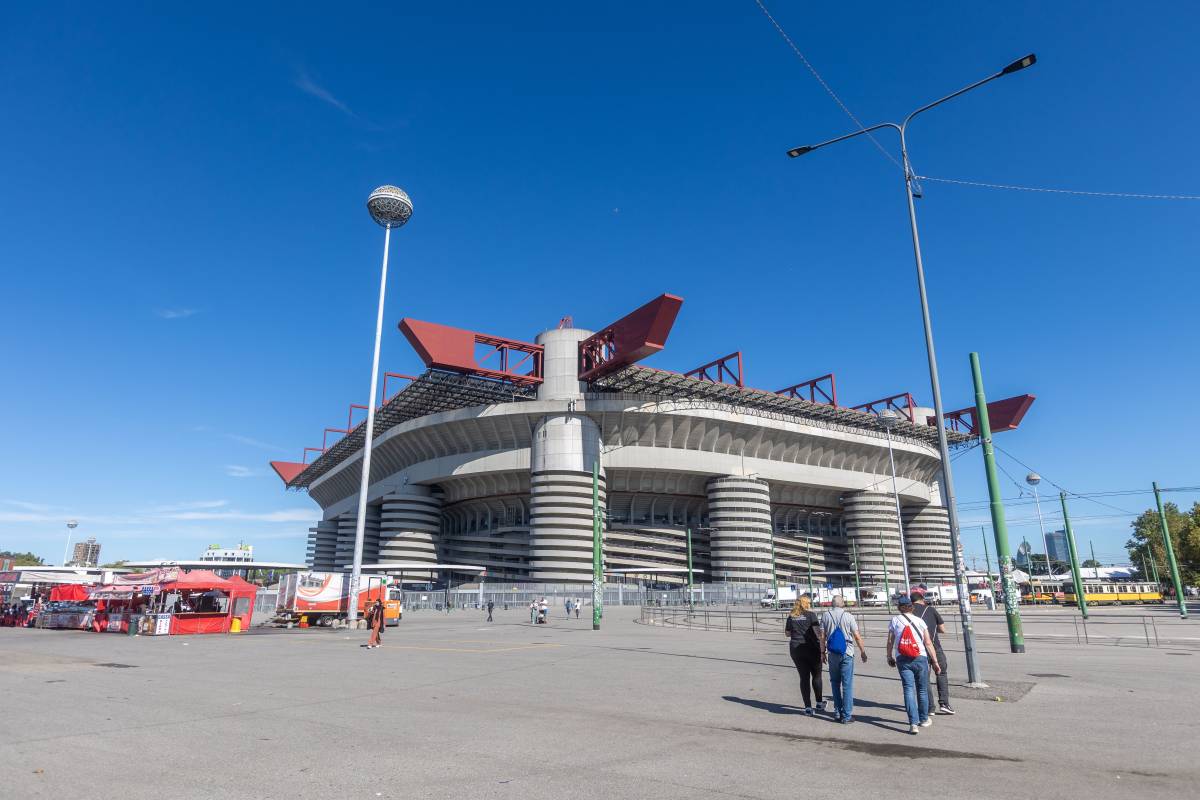 Anziani, indigenti e stranieri. San Siro, quartiere diviso a metà dove la...