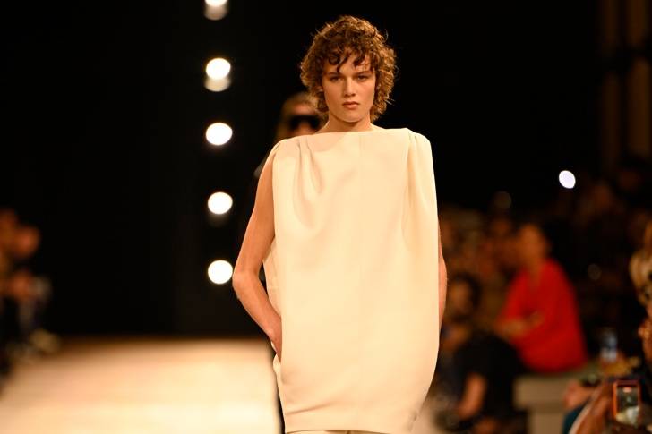 https://img.ilgcdn.com/sites/default/files/styles/xl/public/foto/2025/10/04/1759606146-balenciaga-cover.jpg?_=1759606146