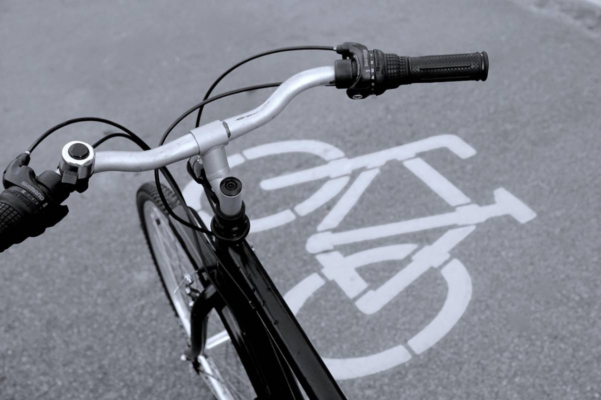 https://img.ilgcdn.com/sites/default/files/styles/xl/public/foto/2025/10/05/1759659483-bicycle-path-830216-1280.jpg?_=1759659483