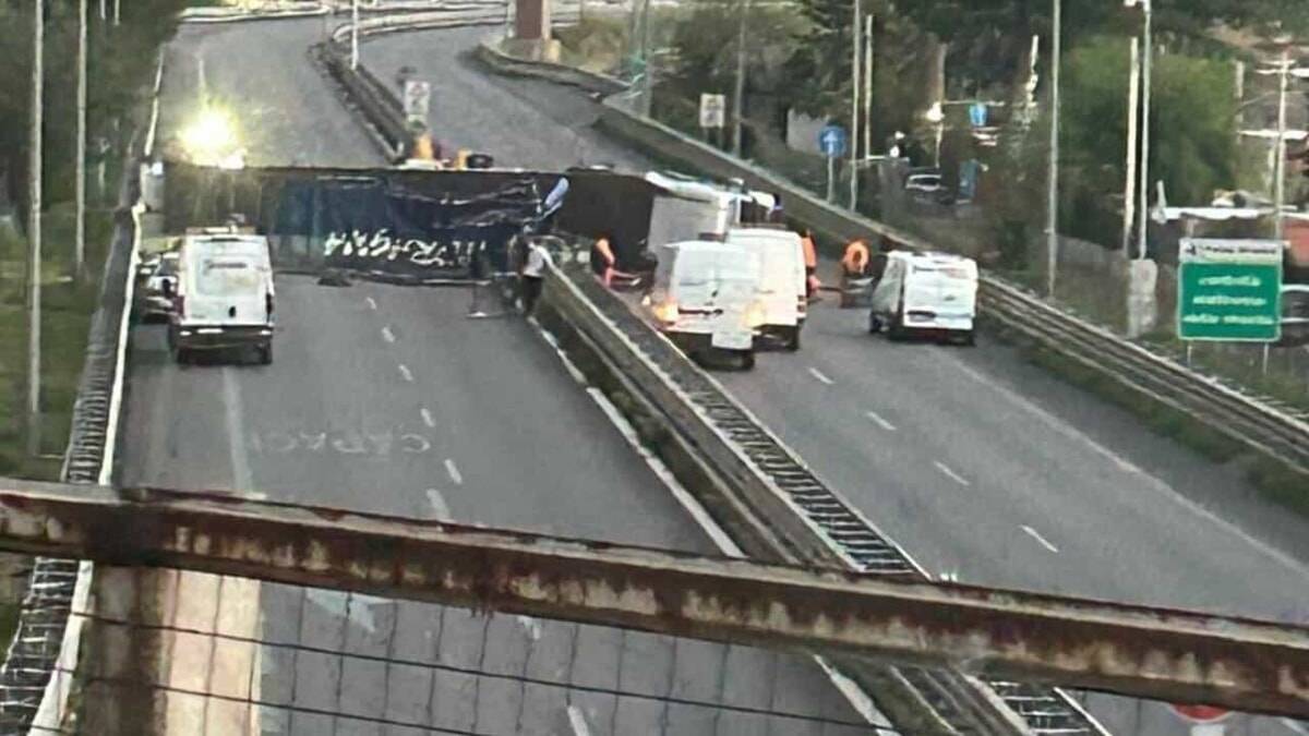 https://img.ilgcdn.com/sites/default/files/styles/xl/public/foto/2025/10/06/1759740472-incidente-sulla-palermo-mazara-tir-si-ribalta-e.jpg?_=1759740472