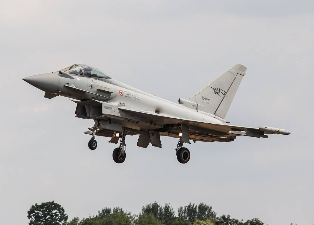 https://img.ilgcdn.com/sites/default/files/styles/xl/public/foto/2025/10/09/1760031880-egva-eurofighter-ef-2000-typhoon-italian-air.jpg?_=1760031880